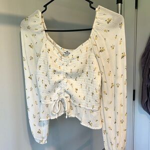 Women’s floral hollister front scrunch long sleeve.